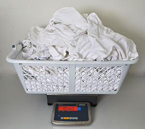 Tvätten vägs före och efter tvätt för mäta återstående fukthalt. Foto: SLG