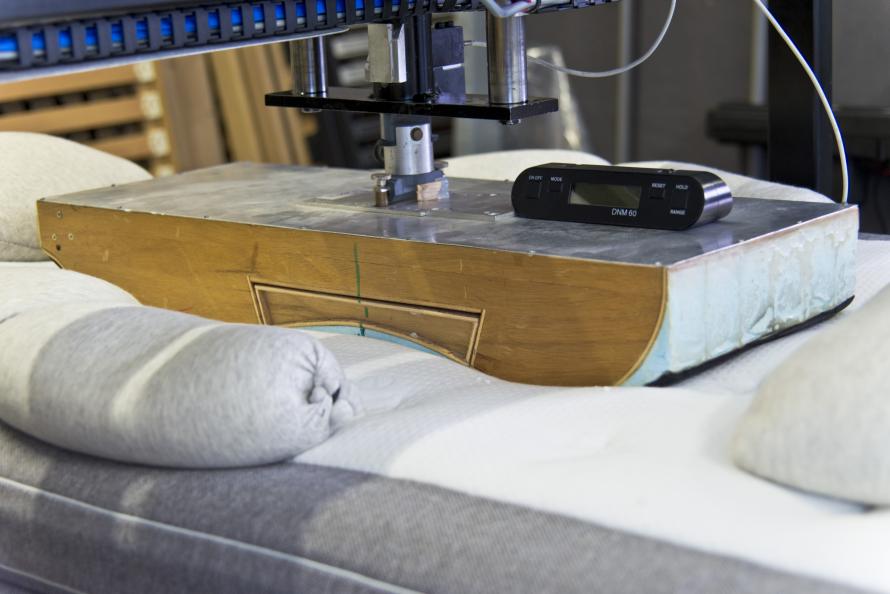 Olika intryckskroppar används för att mäta sängens ergonomiska egenskaper: Foto: Tobias Meyer 