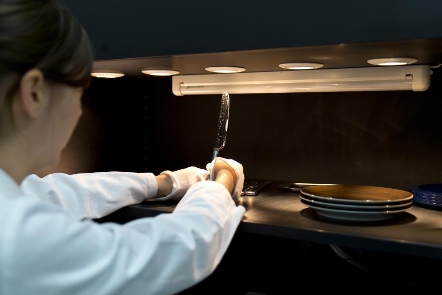 Bedömning av fläckar och grå hinna på bestick i rostfritt stål efter 30 diskar. Foto: Ulrich Schepp