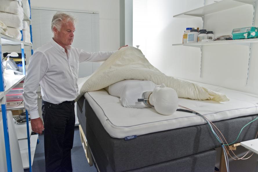 Sängens andningsförmåga mäts under 7 timmar med en torso som avger fukt likt människokroppen. Foto: Tobias Meyer