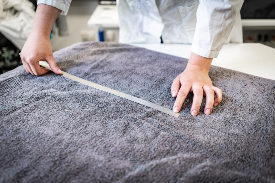 Laboratoriet mäter hur mycket handduken har krympt efter tio tvättar och torkning i torktumlare. Foto: Peter Jülich. 