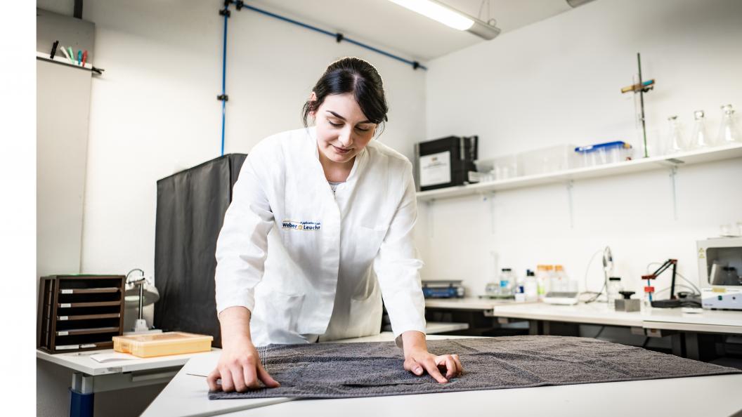 Katarina Röder, statligt certifierad textillaboratorietekniker, mäter hur mycket handdukarna har krympt efter att de har tvättats. Foto: Peter Jülich. 
