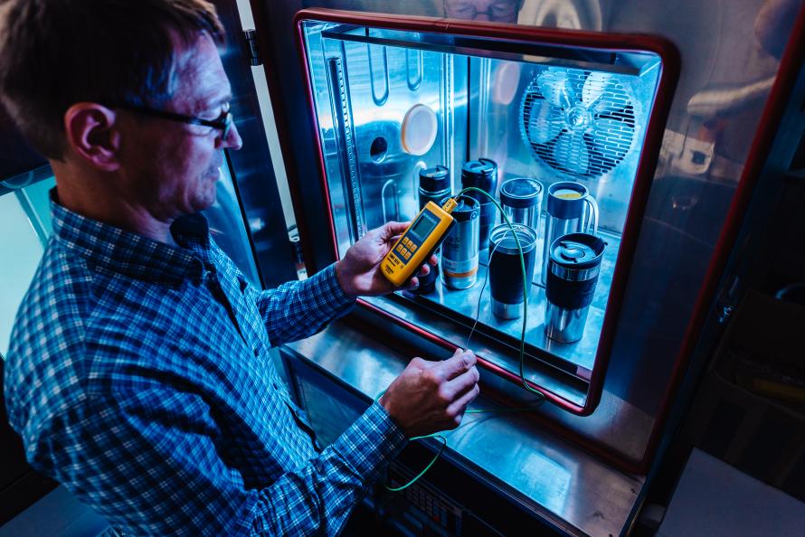 Med hjälp av en klimatkammare testar laboratorieingenjören Wolfgang Fleischer hur väl muggarna håller drycken varm i -10°C. Foto: Jonas Ginter