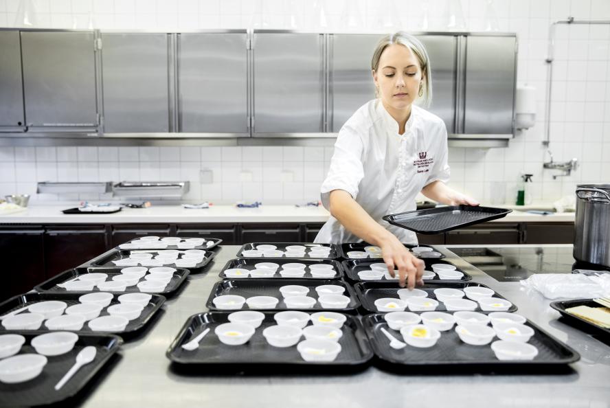 Amanda Jonsson portionerar ut de åtta olika kaviarproverna. Kaviaren tas ut från kylskåp fem minuter innan servering. Foto: Pavel Koubek