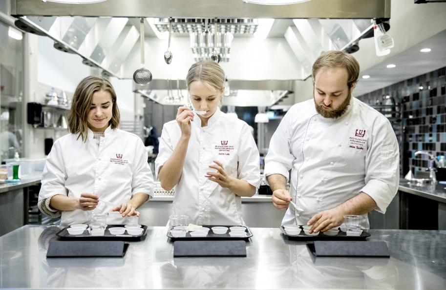 Linnea Engström, Amanda Jonsson och Marcus Ekman, elever vid restaurang och hotellhögskolan i Grythyttan, förbereder provningen. Foto: Pavel Koubek