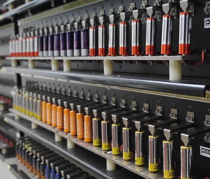 Åtta batterier av varje fabrikat testas för varje applikation. Foto: Intertek