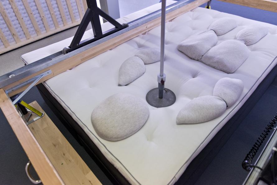 Ergonomie Institut München testar sängarnas tryckavlastningsförmåga samt hur bra de är på att ge stöd åt rygg, axel, svank och höft. Foto: Tobias Meyer