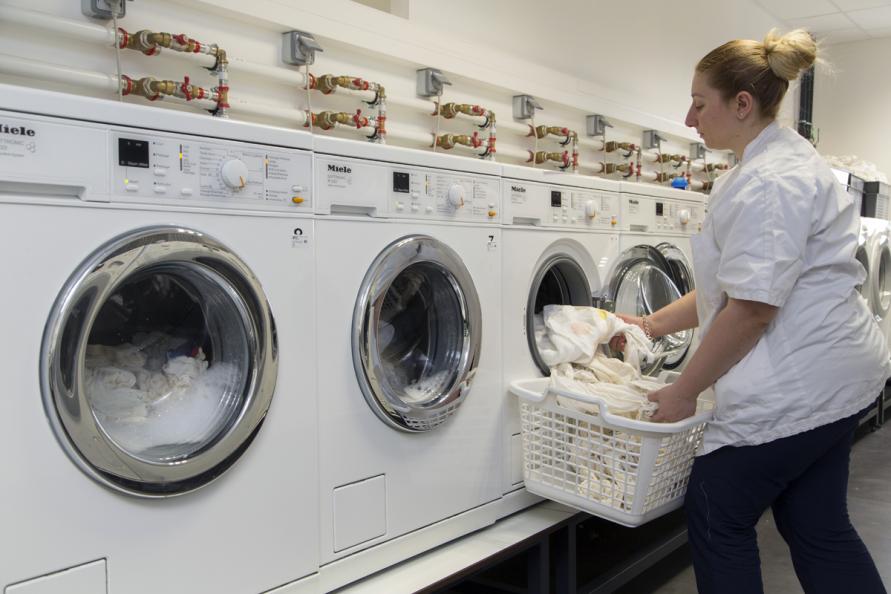 Fläckborttagarna testades som tillsats till vanligt tvättmedel i tvättmaskin. Foto: Matthieu Colin