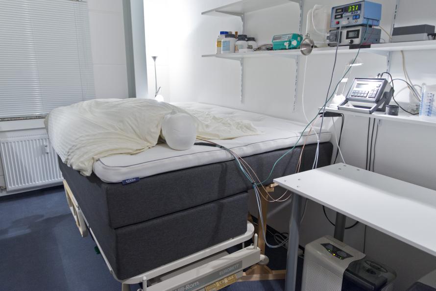 Sängens andningsförmåga testas under sju timmar med provdocka som svettas likt en människa. Foto: Tobias Meyer