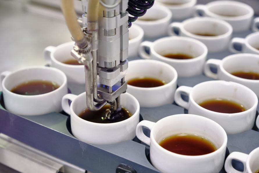 En robot häller i te i kopparna och suger sen upp innehållet gradvis för att simulera hur vi dricker vårt te. Foto: Tobias Mayer