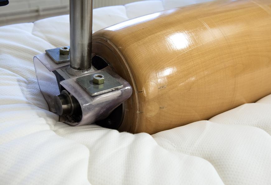 På RISE utsätts sängen med bäddmadrassen för 45 000 överrullningar med en 140 kg tung vals. På detta sätt testas utmattningen av sängens fjädringsegenskaper.Foto: Anna Sigge